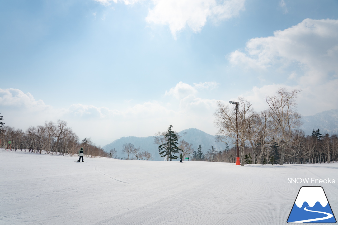 札幌国際スキー場｜さすが『KOKUSAI』！春シーズンも安泰の豊富な積雪で、まだまだ余裕で全面滑走可能です(^^)v